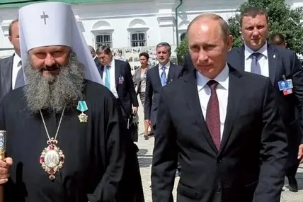Колишній настоятель Києво-Печерської лаври митрополит Павло – з російським президентом і російським орденом.