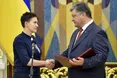 Президент вручив Надії Савченко «Золоту Зірку» Героя України