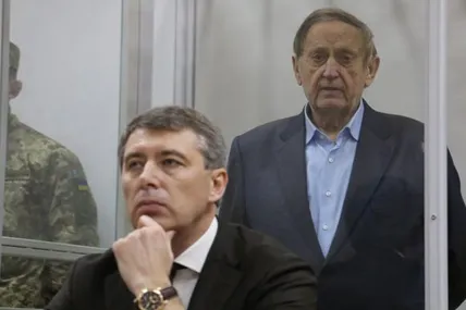 Колишній “регіонал” Богуслаєв (на задньому плані) у залі суду.