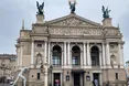 Містер Арбітріум руками тримає Оперний театр Львова…