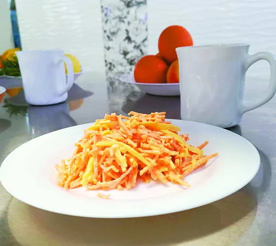 Салат з морквою, сиром та сметаною.