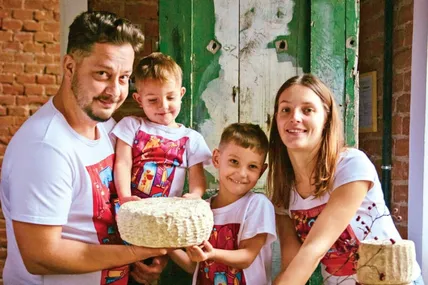 Виготовлений батьками сир особливо подобається дітям – Дарію та Яремі. Фото з архіву господарів.