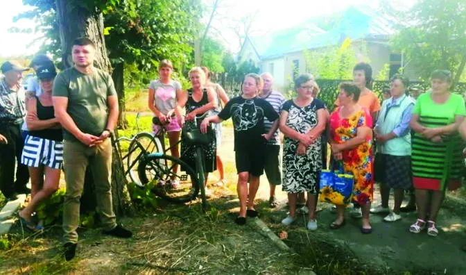 Начальник Бериславської РВА Володимир Літвінов приїхав до жителів села Осокорівки дізнатися про їхні потреби. Воду селянам уже подали, а от питання з електрикою ще вирішують.