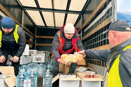 Водіям заблокованих українських фур привезли продукти. Фото Міністерства розвитку громад, територій та інфраструктури