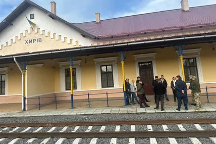 Це відремонтований залізничний вокзал у Хирові, туди проклали нову колію.