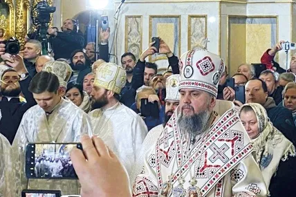 У Києво-Печерській лаврі цього року вперше служив воістину український ієрарх, глава ПЦУ Епіфаній. До того ж у строях з українськими орнаментами.