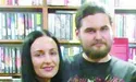 Пише у мобілці або при світлі підствольного ліхтарика