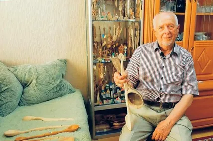 Цими дерев’яними речами в Олега Хілька заставлені всі шафи й полиці. Фото з архіву Олега Хілька.