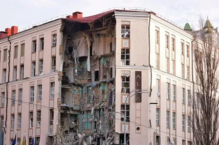 У цей готель в центрі Києва влучив уламок російської ракети. Фото з відкритих джерел
