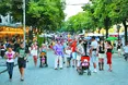 На Дерибасівській гуляють, читають, крадуть...