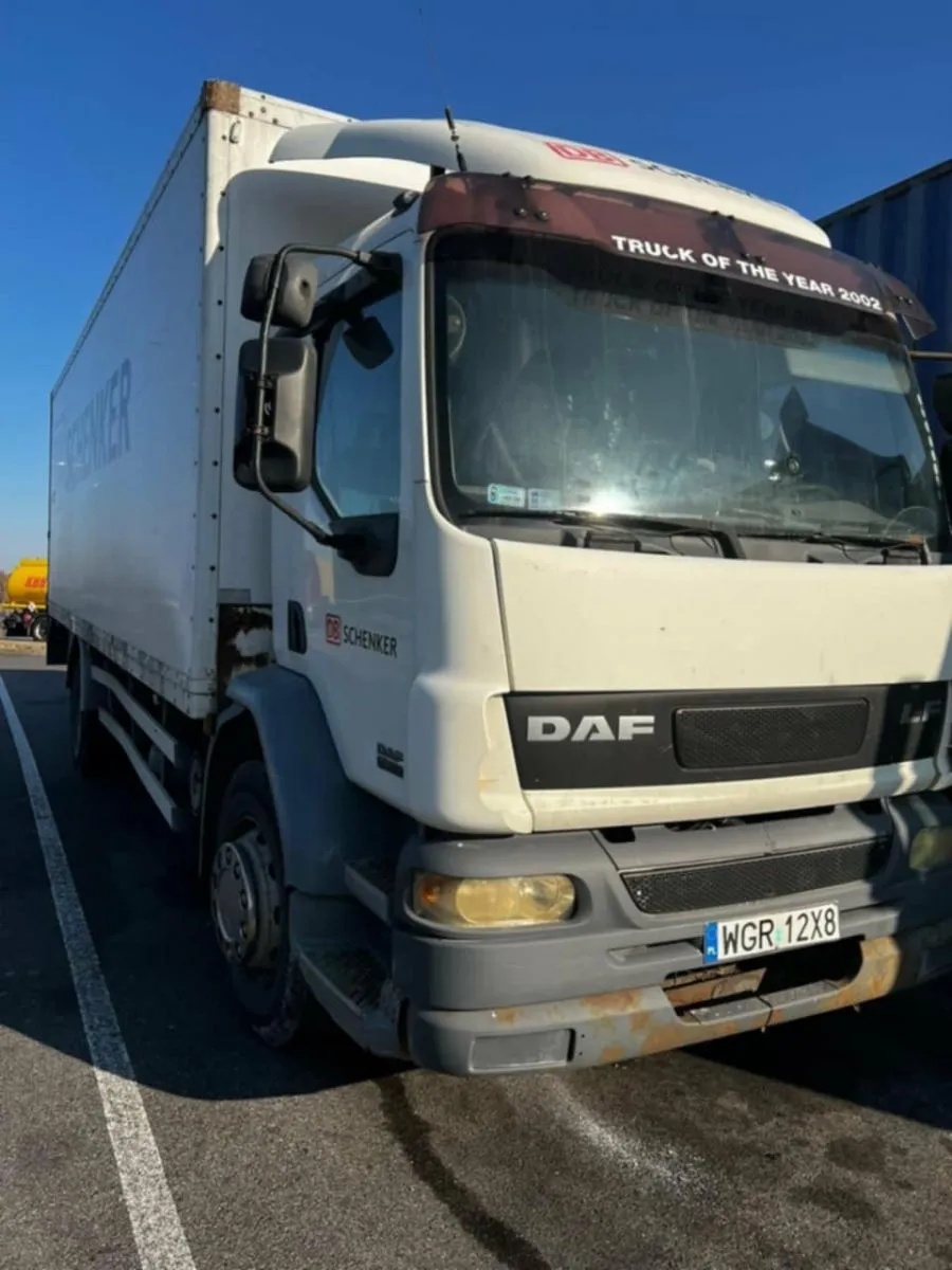 Ця вантажівка DAF дуже знадобиться нашим воїнам. Через бюрократичні циркуляри польських митників вона два тижні простояла на кордоні. Фото із домашнього альбому І. Штойка.