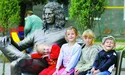 «На лавочці з нашим Андрійком фотографуються діти»
