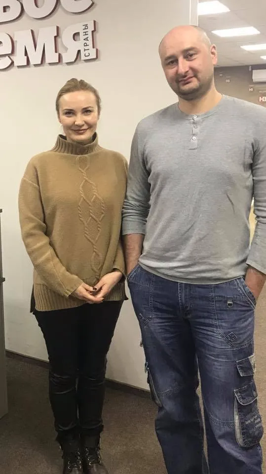 Головний редактор "ВЗ" Наталія Балюк з Аркадієм Бабченком у студії радіо "НВ"