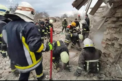 Спецслужби розгрібають завали на місці зруйнованих будинків. Фото ГУ ДСНС України.