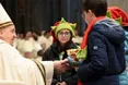 Папі Римському стає краще, однак він досі у лікарні