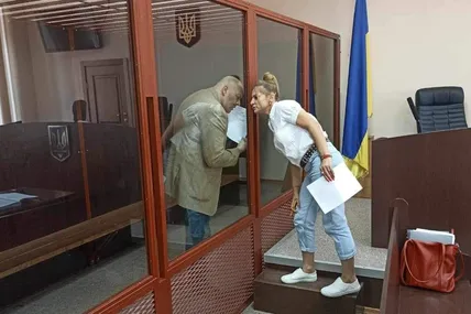 Ростислав Пацеляк не сподівався, що слідчі знайдуть його російські документи. Заскочений цією новиною він радиться з безплатним адвокатом, як діяти далі... Фото Олександра Луца.