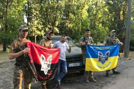 Волонтер Ігор Штойко (у білій футболці) із «вовками Да Вінчі», яким для бойової роботи привіз джипи. Фото із домашнього альбому І. Штойка.
