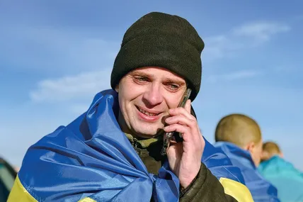 Святослав Багрій телефонує рідним у перші хвилини після звільнення з російського полону. Фото Координаційного штабу з питань поводження з військовополоненими