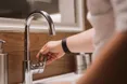 Вода й телефон подорожчають, посилки — подешевшають, а вчителям накинуть по тисячі