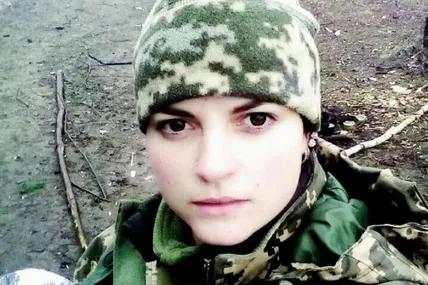 Олена Созонюк загинула, рятуючи побратима. Вискочила з бліндажа без бронежилета, щоб допомогти бійцеві. Той залишився живий, а її не стало… Фото з відкритих джерел