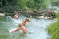 На змілілій річці – саморобна купальня
