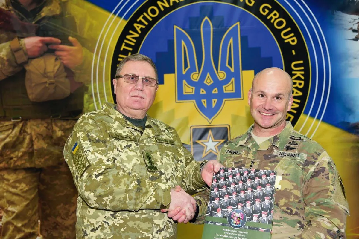 Генерал Павло Ткачук разом з нинішнім Верховним головнокомандувачем Об’єднаних збройних сил НАТО в Європі генералом Крістофером Джерардом Каволі в одному з навчальних центрів, підпорядкованих Національній академії сухопутних військ. Лютий 2019 року.