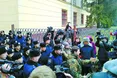 Військові в облозі барикад
