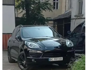 Авто марки Porsche Cayenne чиновниця обласної ради записала на батька. Фото з відкритих джерел