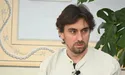 «Один режисер сказав: „О, гарний хлопець! Хай він в нас на сцені постоїть, поусміхається“… Досі стою і усміхаюсь»