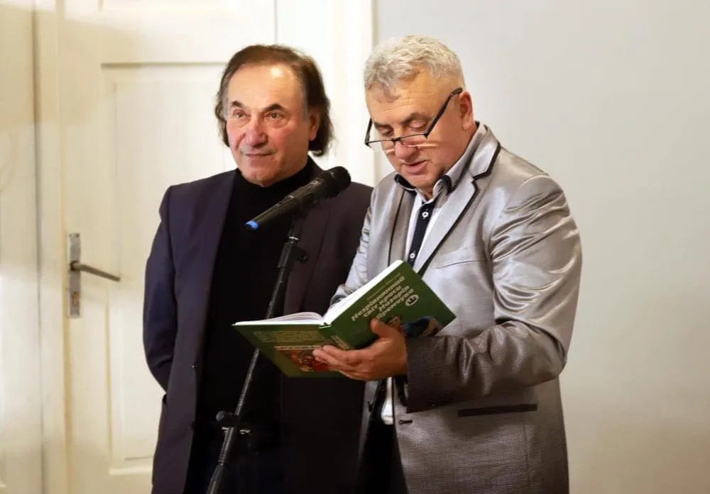 Фото Галини Ткачук з презентації книжки «Незрівнянний світ краси Назарія Яремчука» 