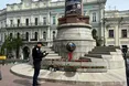 В Одесі на Європейській площі невідомі замалювали постамент фарбами, схожими на російський прапор