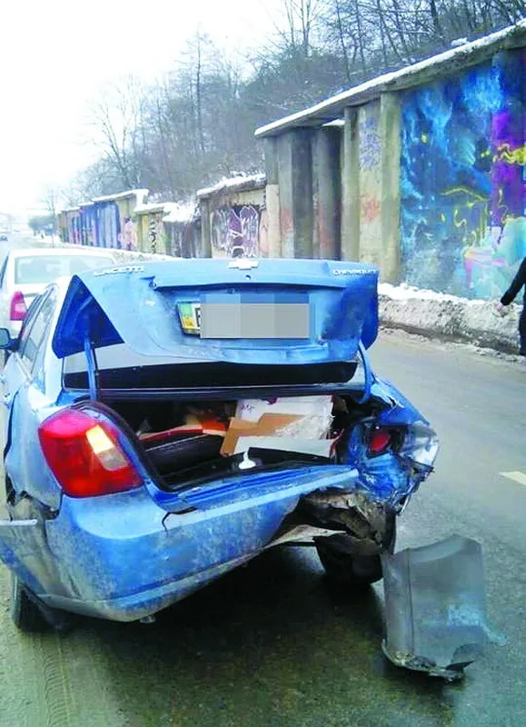 Дорога як дзеркало. На вул. Винниці, 60, зіткнулися два автомобілі...