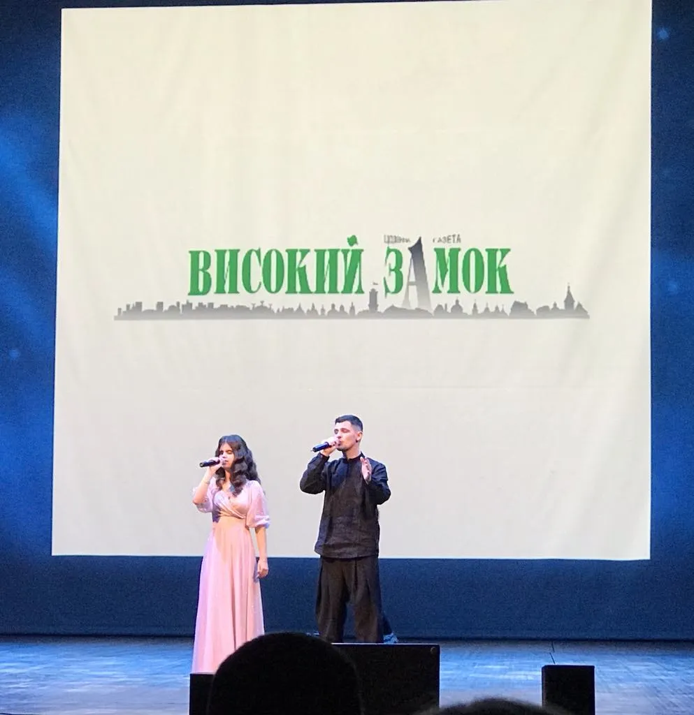 Ніколас Карма і незряча Єлизавета Москаленко з піснею "Мама".