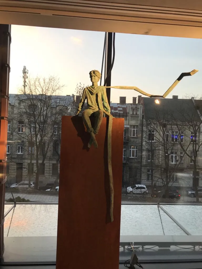 А це - Маленький принц. Саме такий дивиться на Львів з висоти будівлі артгалереї.