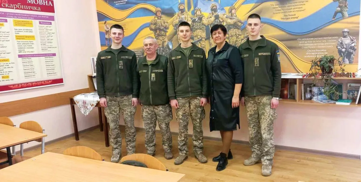 Ліцеїсти Роман, Павло, Богдан (зліва направо) зі своїми викладачами – Степаном Скочилясом та Наталією Гавінською.
