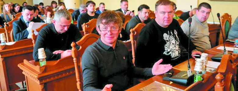 Депутат Андрій Карбовник (другий зліва) відомий своїми не надто коректними висловлюваннями на адресу колег по міськраді