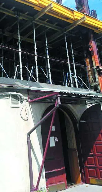 Це вхід до церкви у колишньому заводському цеху.