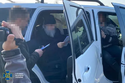 Співробітники СБУ вручають підозру проросійськи налаштованому митрополиту Тульчинському і Брацлавському УПЦ мп Іонафану. Йому інкримінують “умисні дії, спрямовані на розпалювання релігійної ворожнечі та образу почуттів громадян через їхні релігійнФото СБУ