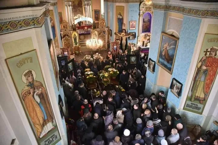 На похороні п'ятьох загиблих мешканців Великої Вільшаниці було дуже багато людей.