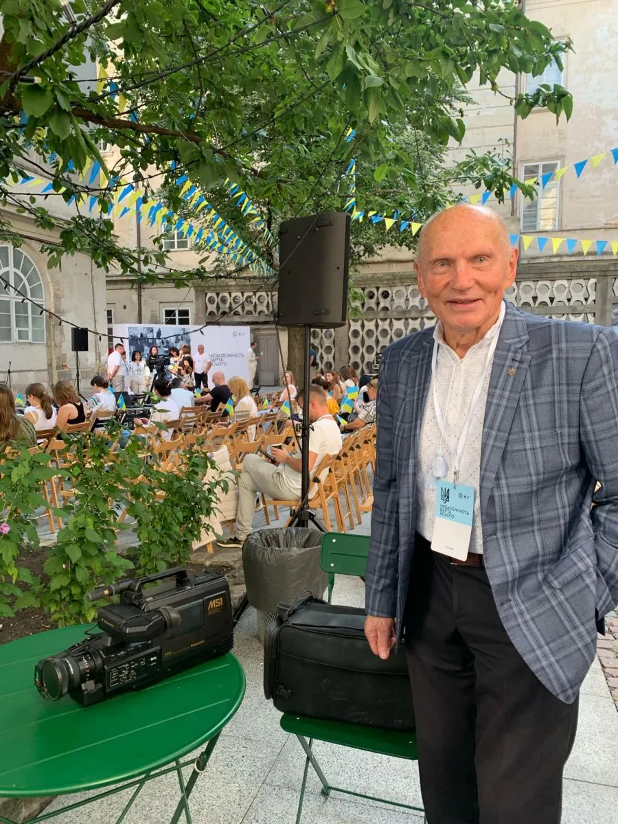 Ярослав Кендзьор показав раритетну відеокамеру, якою зняв унікальні кадри оголошення в Парламенті Незалежності.