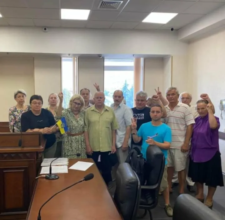 Колишні майданівці, а нині — громадські активісти відмовляються виходити із судової зали Київського апеляційного суду на знак протесту проти безпідставного зволікання суддів... Фото зі сторінки Роксоляни Хмари у Facebook.