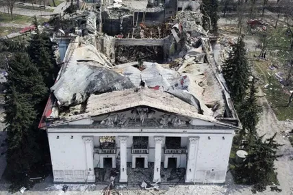 Зруйнований рф драматичний театр у Маріуполі. Фото із сайту Укрінформ