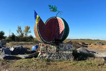Памʼятник кавуну у Херсонській області. Фото із соцмереж