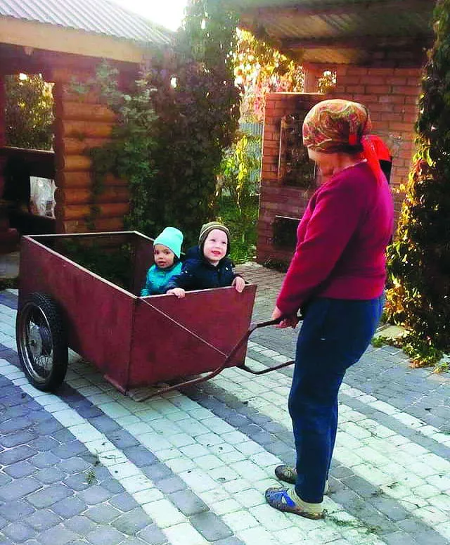 Ума з Івасиком у бабусі. У бабусі свої «атракціони»