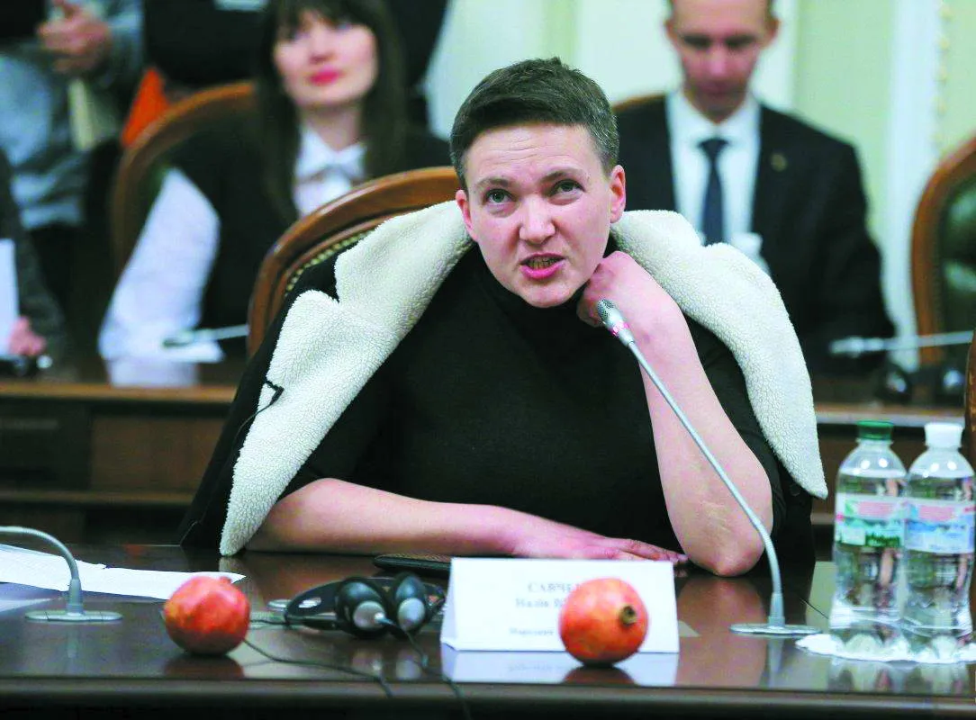 На засідання Регламентного комітету Савченко прийшла з гранатами. Не бойовими, а їстівними. Фото УНІАН