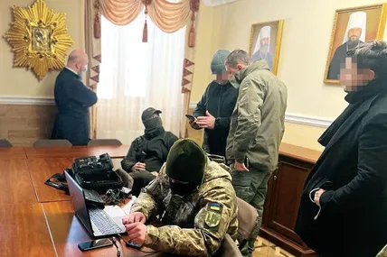 У церкві, що на вул. Короленка, правоохоронці виявили заборонену літературу... Фото автора
