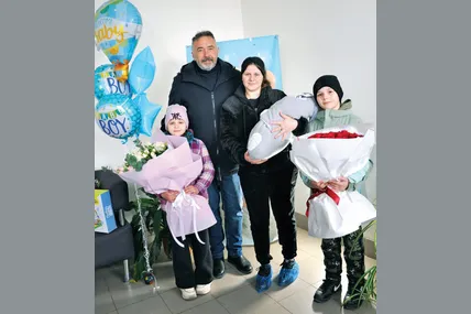 Іванна Палійчук зі своїми дітьми і головою громади Ростиславом Зарембою, який прийшов привітати жінку замість чоловіка-фронтовика.