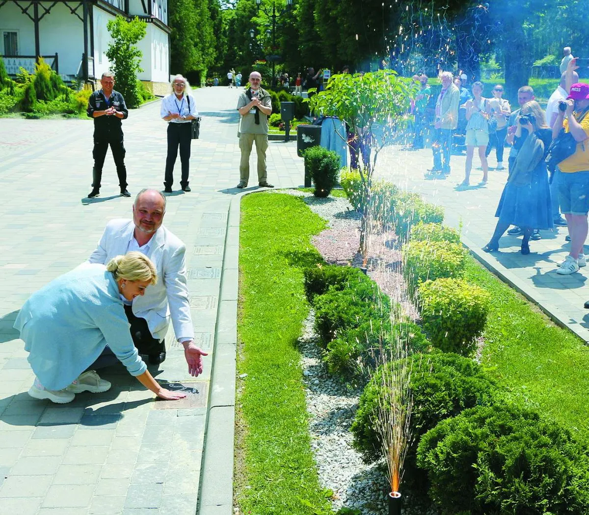 Заслужена артистка України Ірма Вітовська разом з генеральним директором кінофестивалю Олегом Карпиним відкрили нову плиту фільму-переможцю VІІІ кінофестивалю — стрічці “Мої думки тихі”. Фото автора