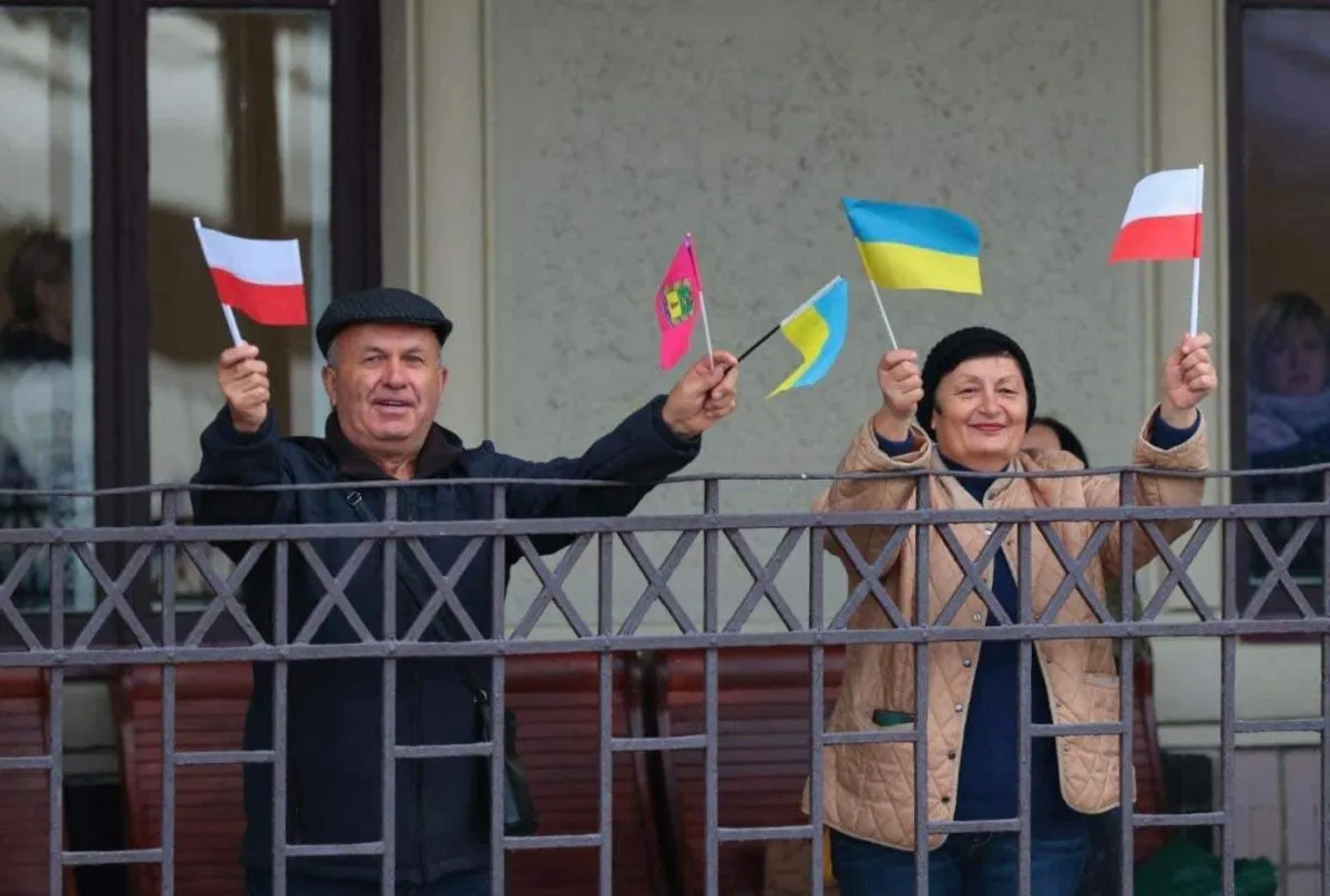 У Рава-Руській перший потяг люди зустрічали символічними прапорцями Польщі та України