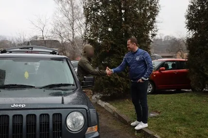 Отриманий з Англії автомобіль вирушає до зони бойових дій. Праворуч – міський голова Борислава Ігор Яворський. Фото пресслужби Бориславської міськради
